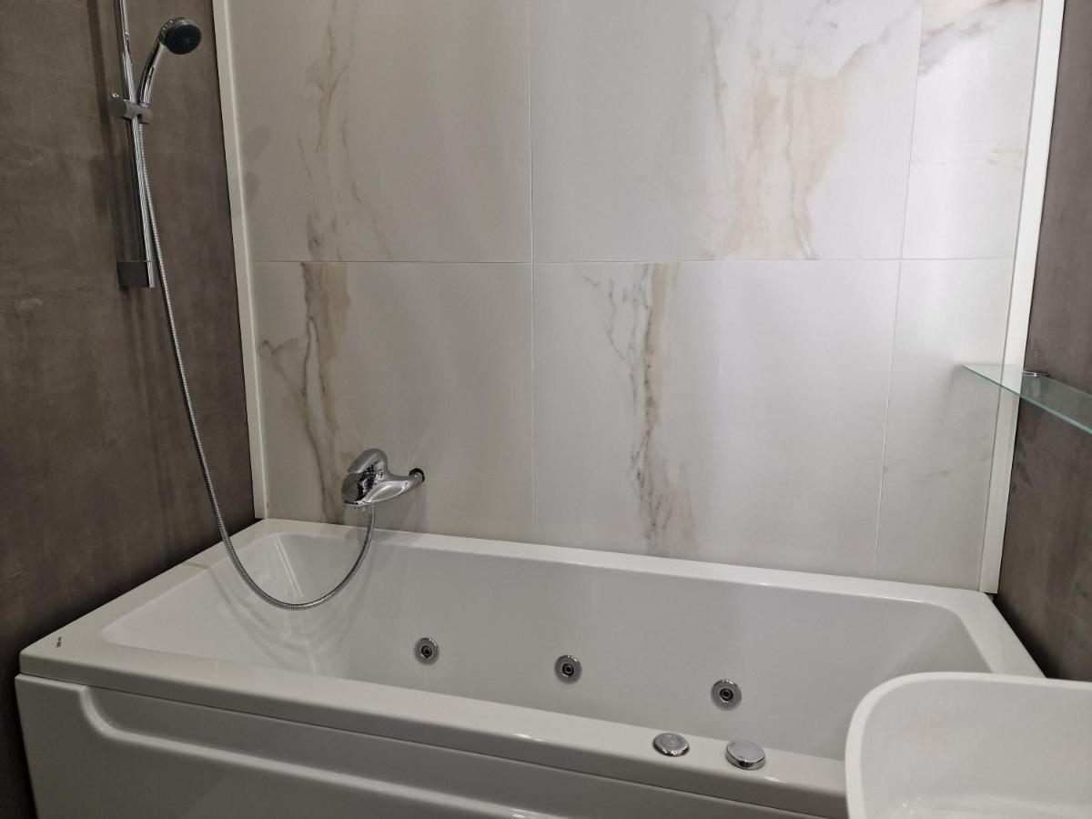 Marsselis Luxe Port Apartment Varna Buitenkant foto